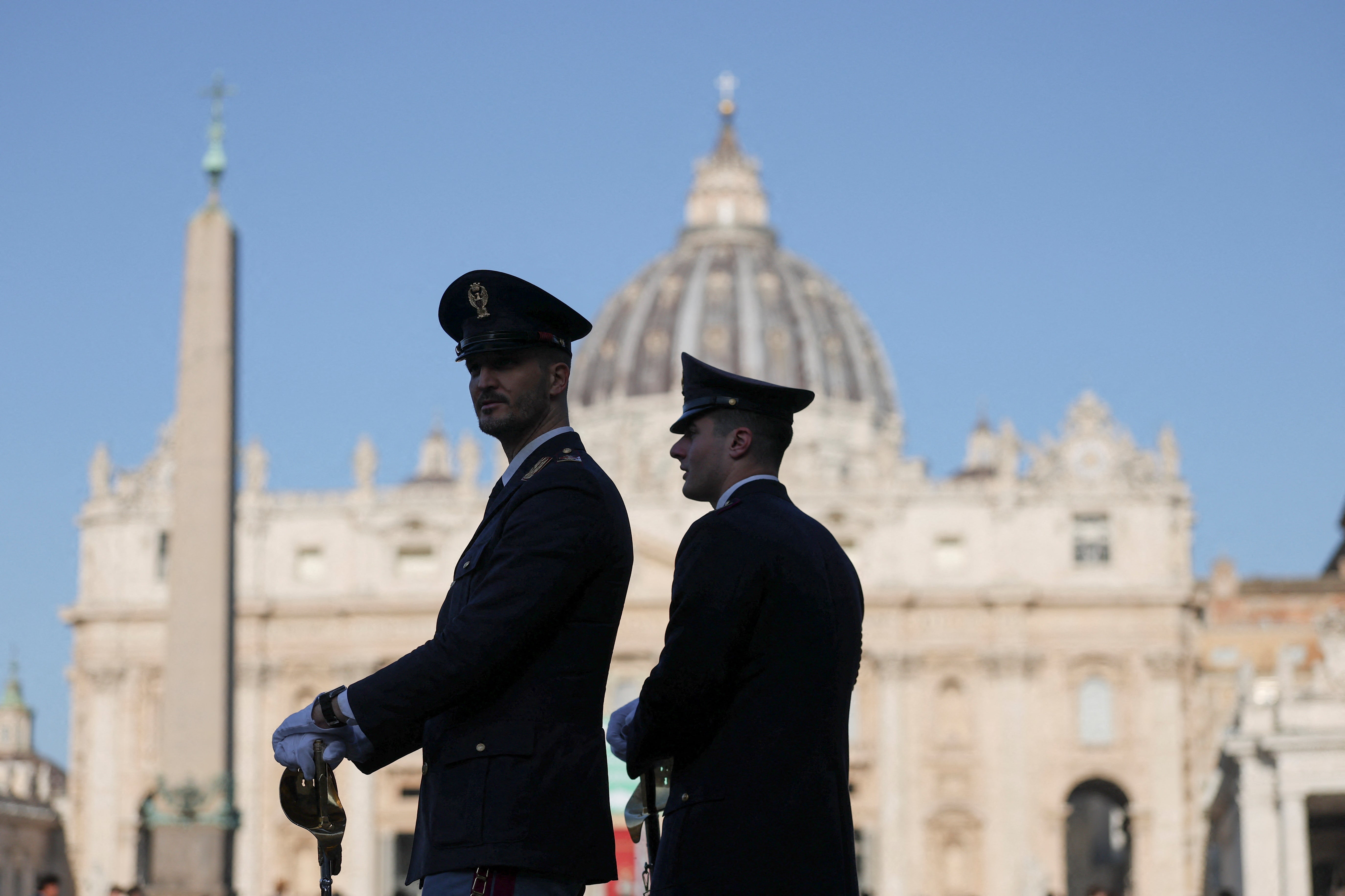 Oficiales, a las afueras de la Basílica.