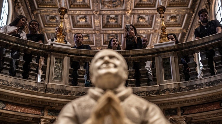 Un velo blanco de seda, agua bendita sobre el cadáver y 12 monedas de oro en el ataúd: un funeral «familiar» pero lleno de detalles para el Papa Francisco