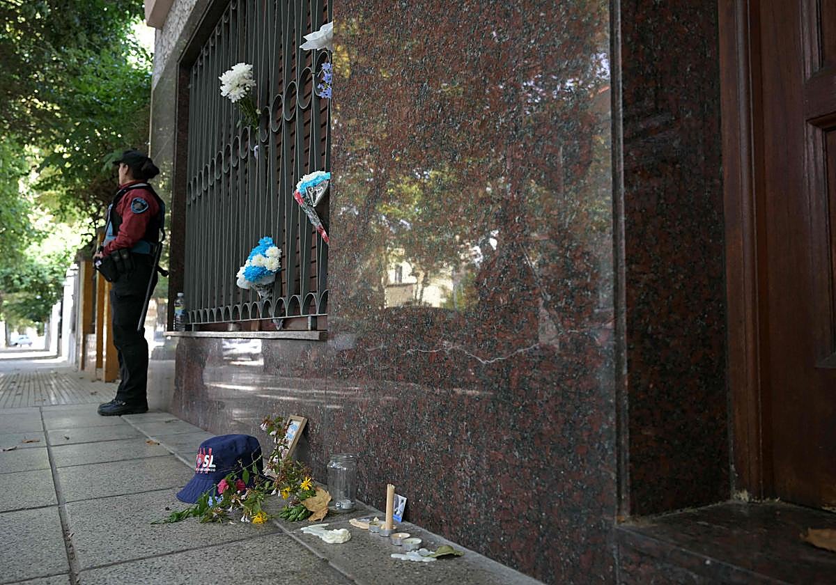 La casa en la que habitó Francisco desde los 5 hasta los 22 años en la que algunos vecinos han puesto flores y velas.