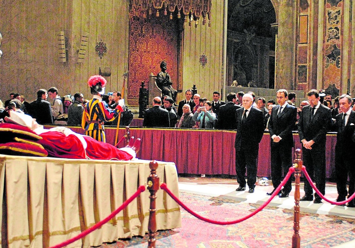 De izquierda a derecha: Miguel Ángel Moratinos, José Luis Rodríguez Zapatero, Mariano Rajoy y el diplomático Jorge Dezcallar en el funeral de Juan Pablo II, en 2005