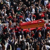 Lágrimas, calor y cinco horas de espera para despedir al Papa: «Ha ayudado a muchos con sus palabras»