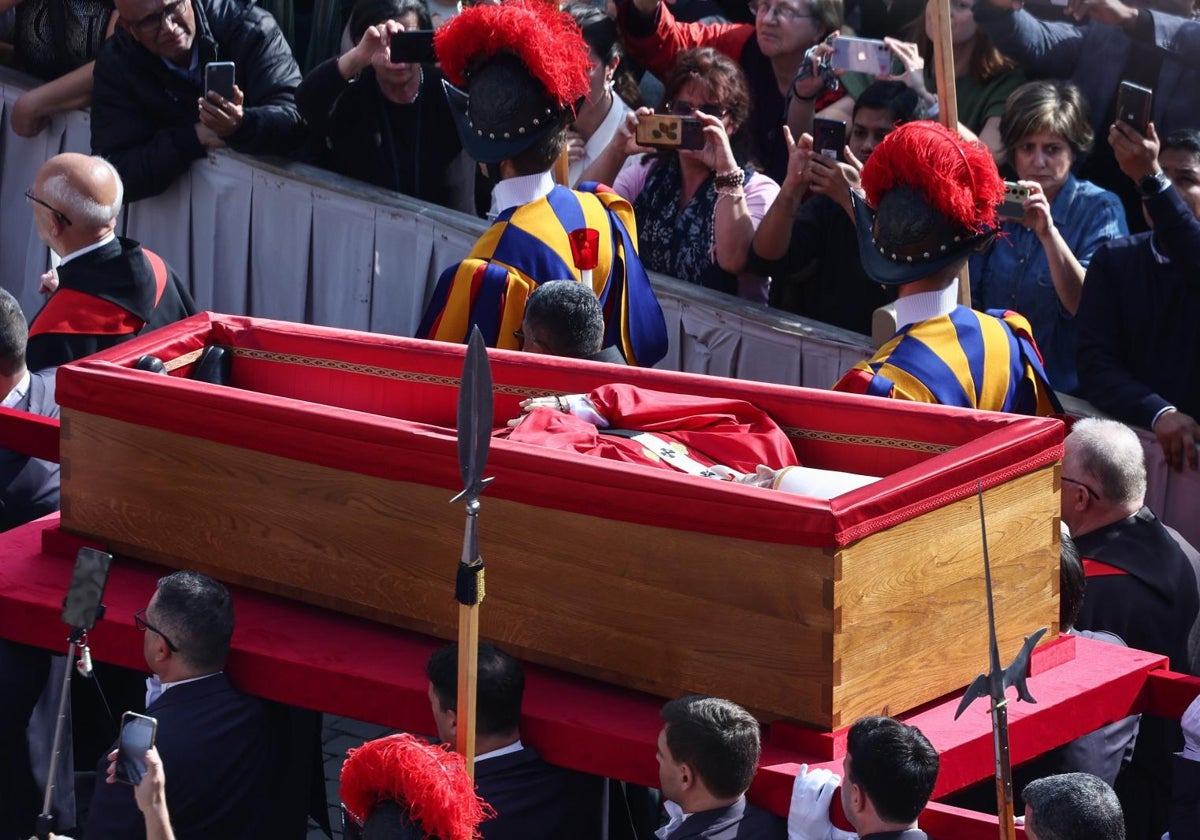 Los portadores del féretro llevan el ataúd del Papa Francisco a la Basílica de San Pedro, en la Ciudad del Vaticano, el 23 de abril