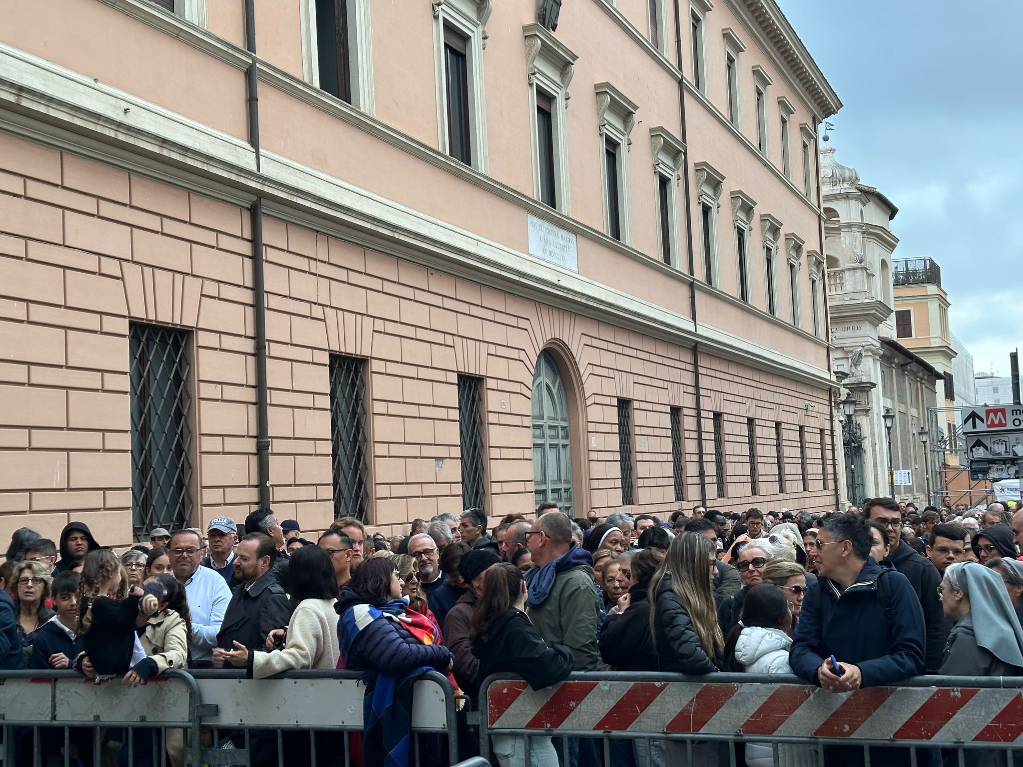 Multitud de personas se han acercado desde las primeras horas para poder despedir al Papa.