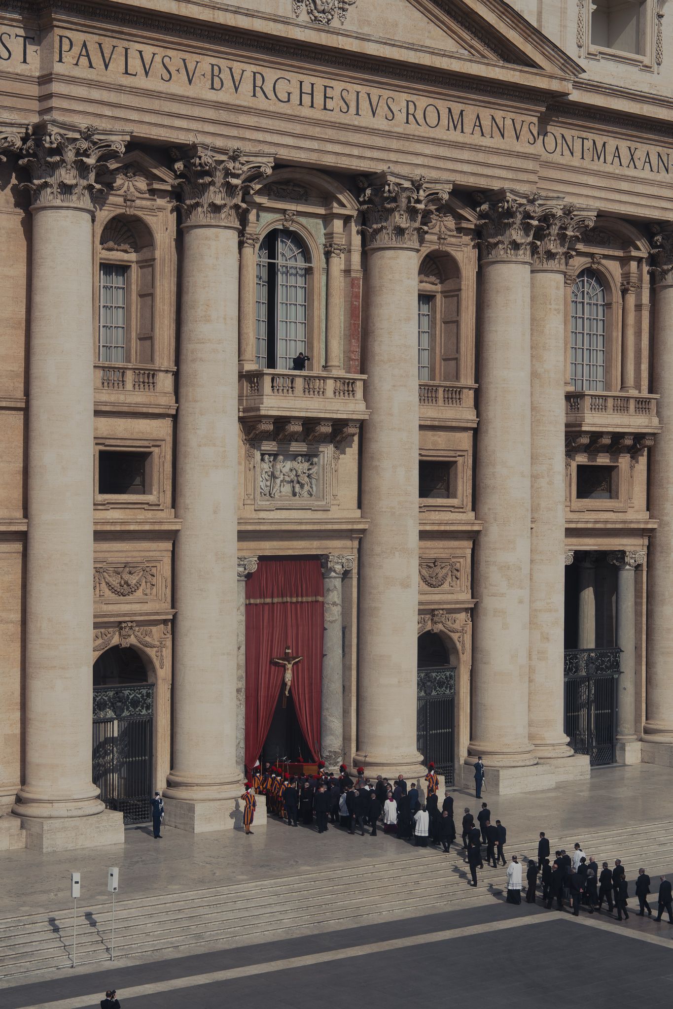 El féretro del Papa entra en la Basílica de San Pedro.