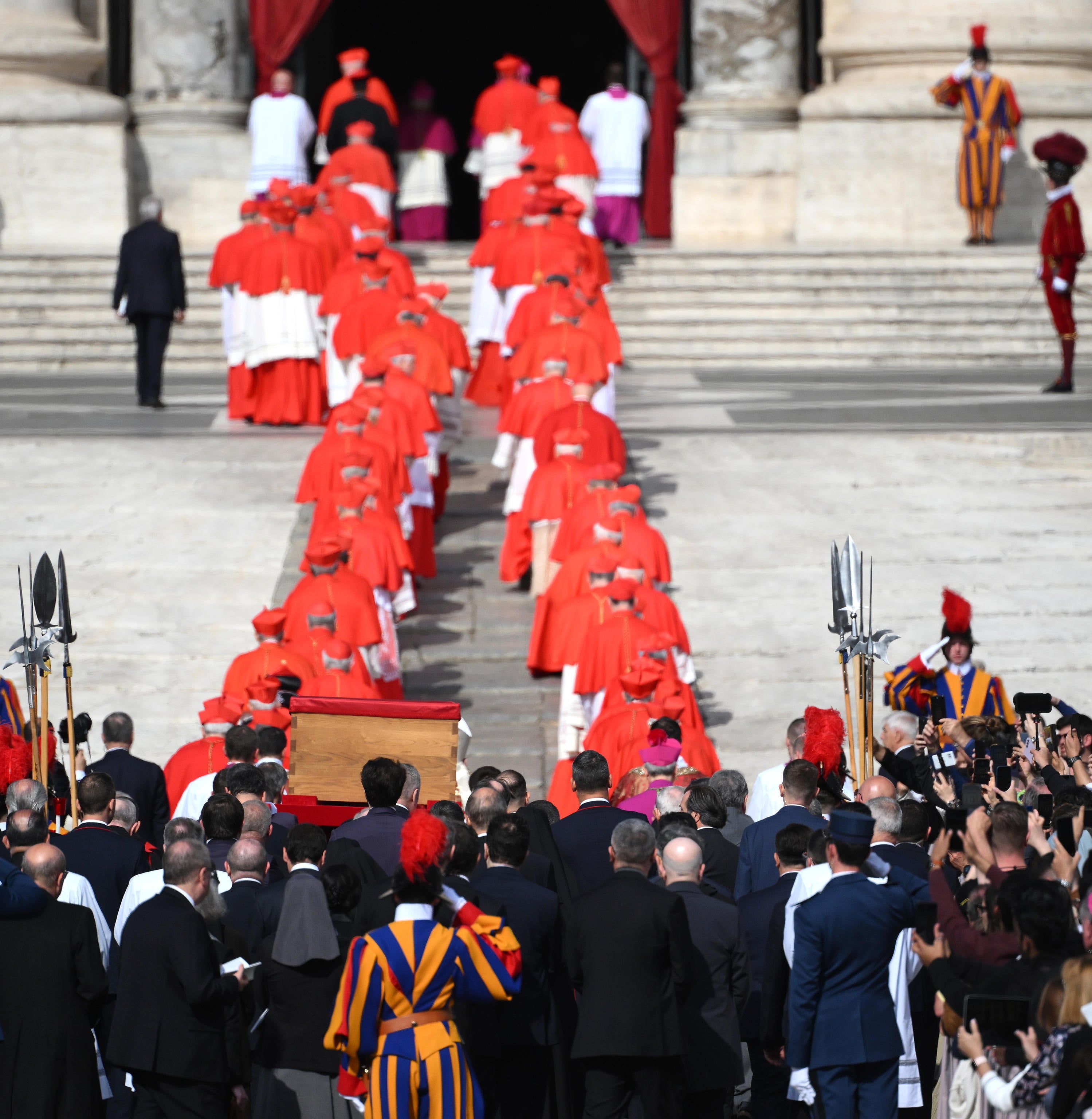 Los portadores del féretro llevan el ataúd del Papa Francisco a la Basílica de San Pedro.