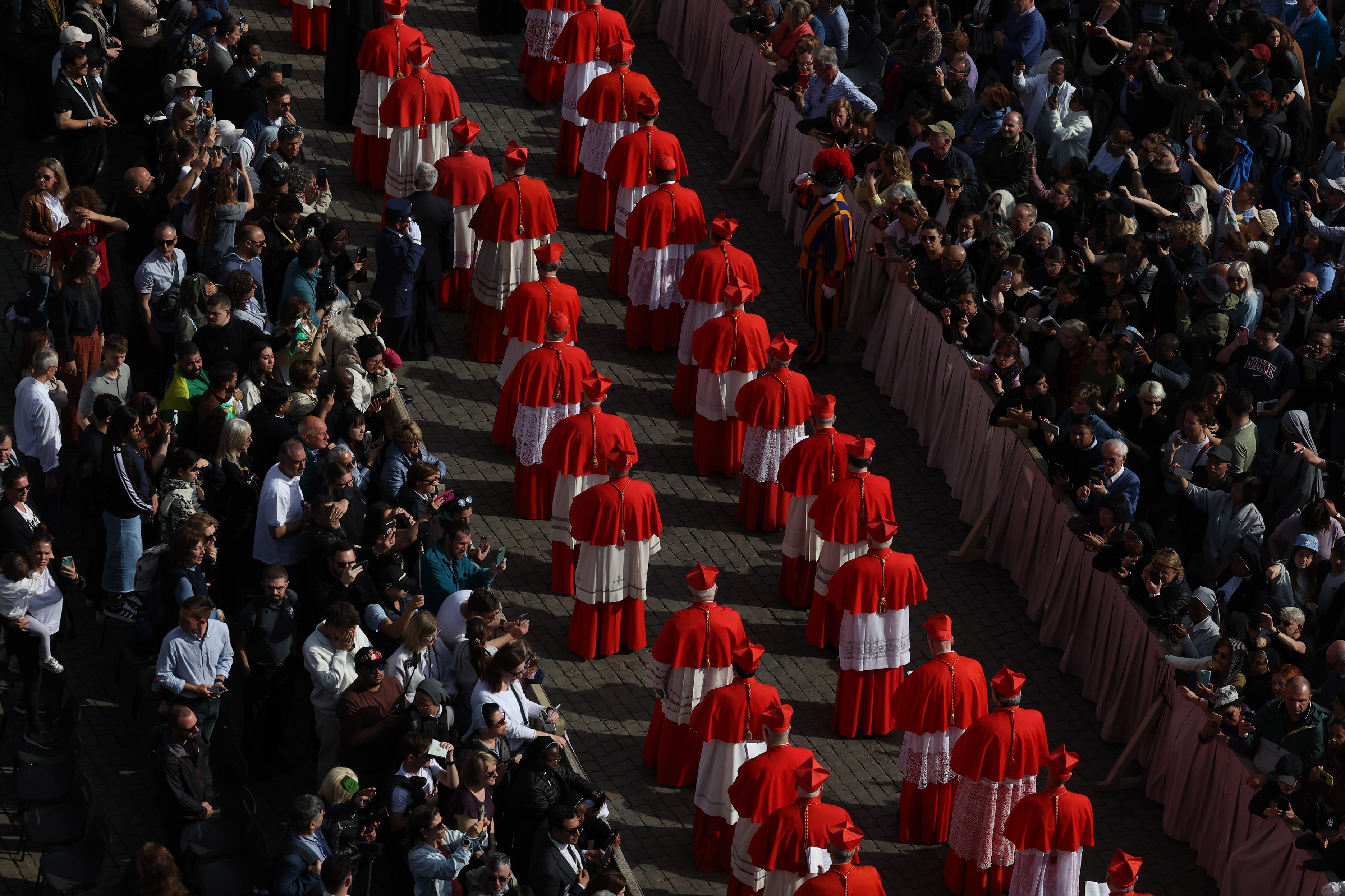 LA Plaza de San Pedro, abarrotada esperando la llegada del Papa.