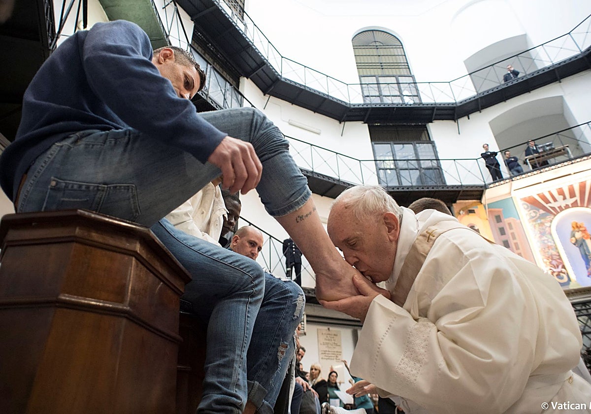 El Papa Francisco lavando los pies a los presos en la cárcel de Regina Coeli en la Semana Santa de 2018