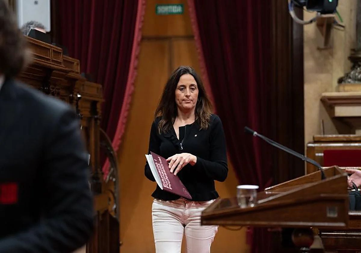 La consejera Esther Niubó en el Parlamento catalán