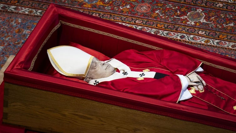 La tradición vaticana que explica por qué el ataúd del Papa contiene 21 monedas