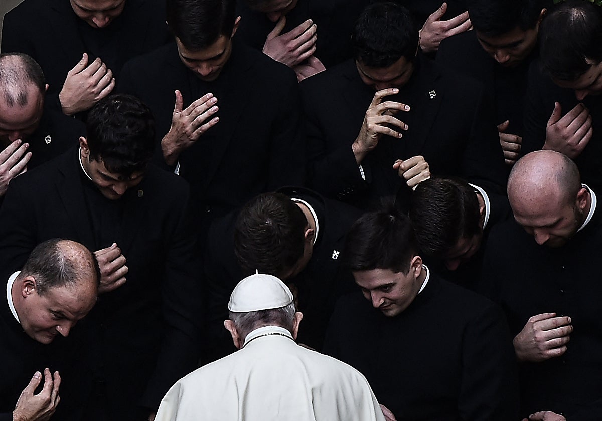 Vídeo Explicativo: ¿Quién manda en el Vaticano? | Foto: Varios cardenales antes del tradicional discurso de felicitación navideña del papa en el Vaticano