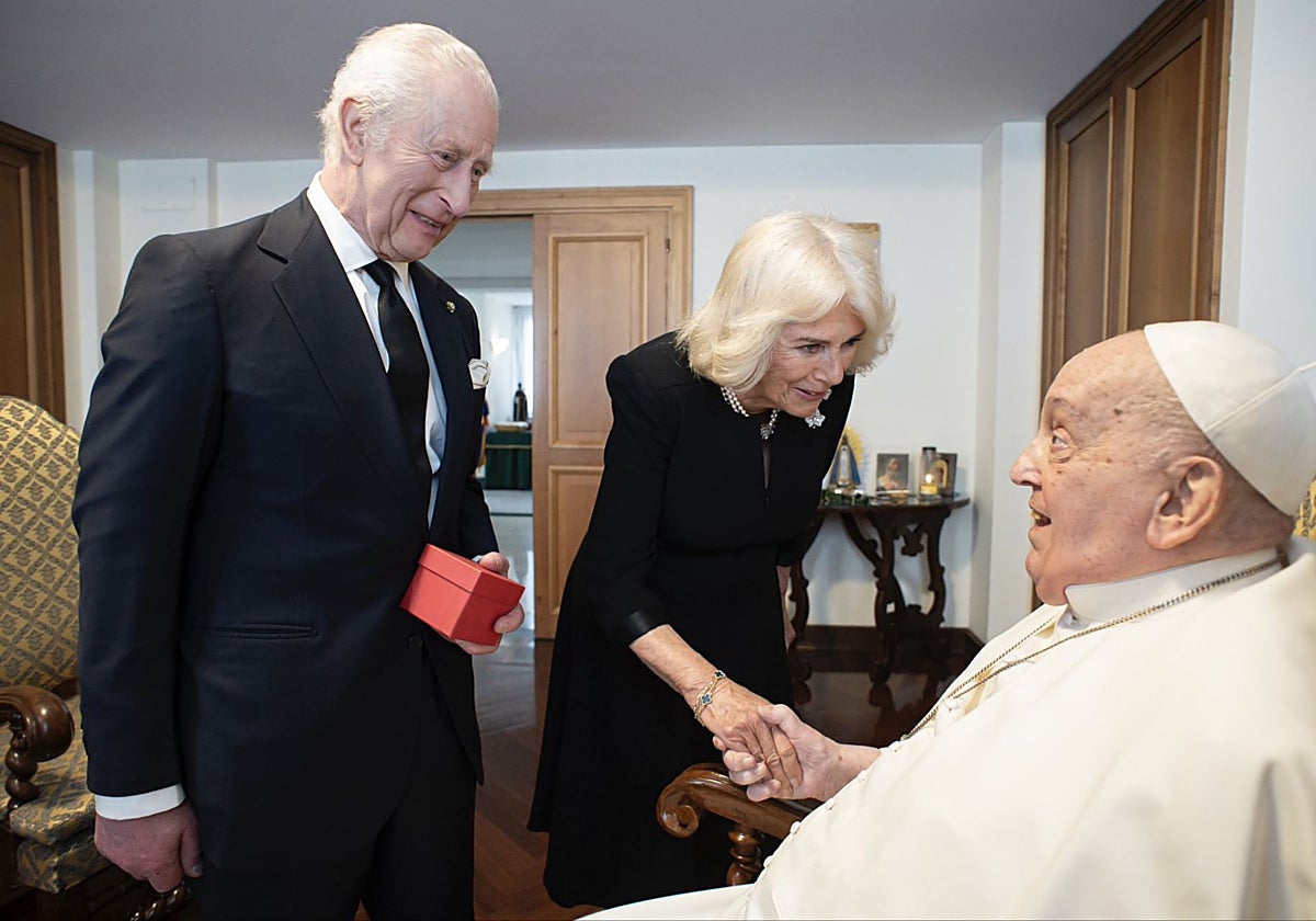 Carlos de Inglaterra y Camila con el Papa Francisco el pasado 9 de abril