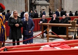 La monja amiga del Papa regresa a la capilla ardiente acompañada de una mujer trans