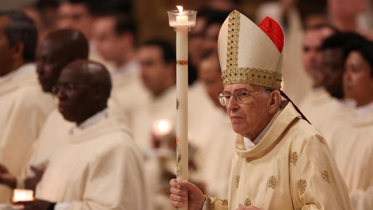 El cardenal Giovanni Battista Re presidió la Vigilia Pascual en la Basílica de San Pedro del Vaticano, el 19 de abril de 2025.