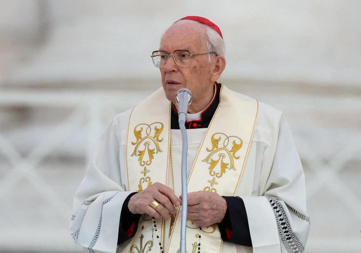 Quién es Giovanni Battista Re, el cardenal que oficia la misa funeral del Papa Francisco