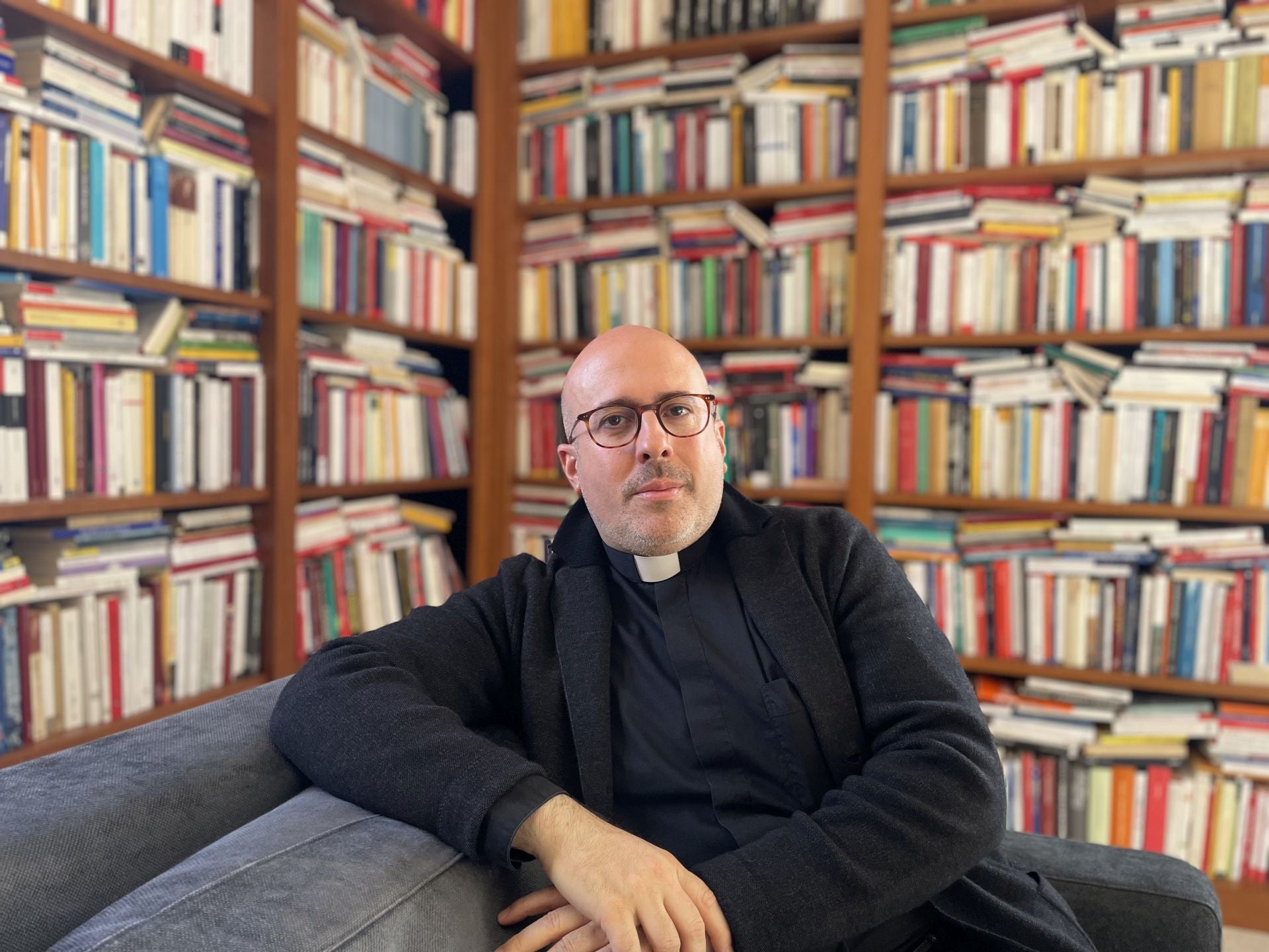 El sacerdote Roberto Regoli