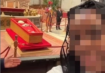Indignación ante los selfies con el cadáver del Papa Francisco: «Nosotros vinimos a orar, no a inmortalizar un momento con el móvil»