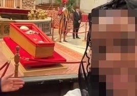 Indignación ante los selfies con el cadáver del Papa Francisco: «Nosotros vinimos a orar, no a inmortalizar un momento con el móvil»