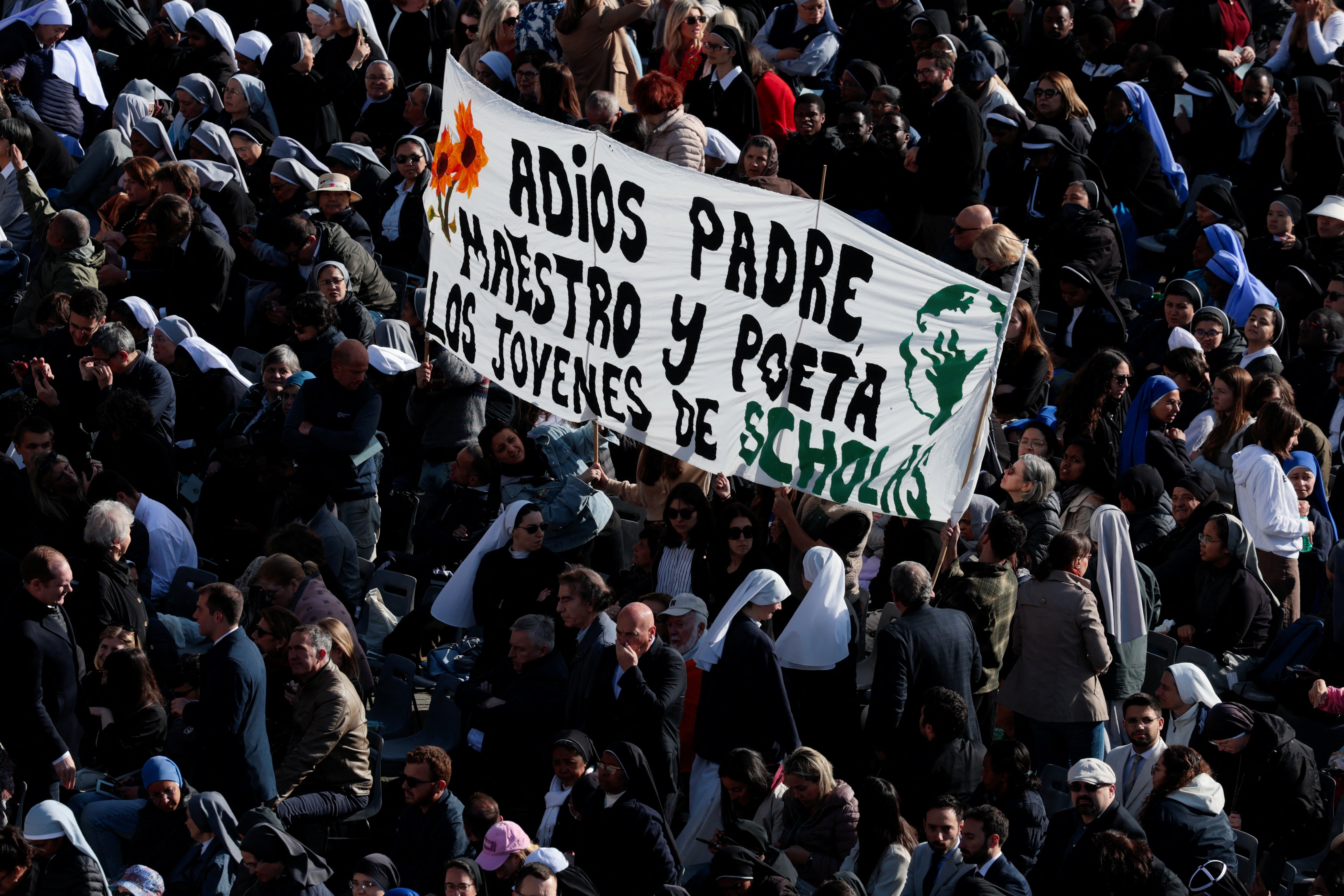 Fieles despiden al Papa en español