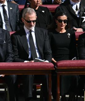 Imagen secundaria 2 - Más de 250.000 personas se han congregado en la plaza de San Pedro y su entorno para seguir el funeral. Abajo, a la izquierda, el traslado del féretro del Papa hasta el altar para oficiar la misa; a la derecha, los Reyes, durante el funeral.