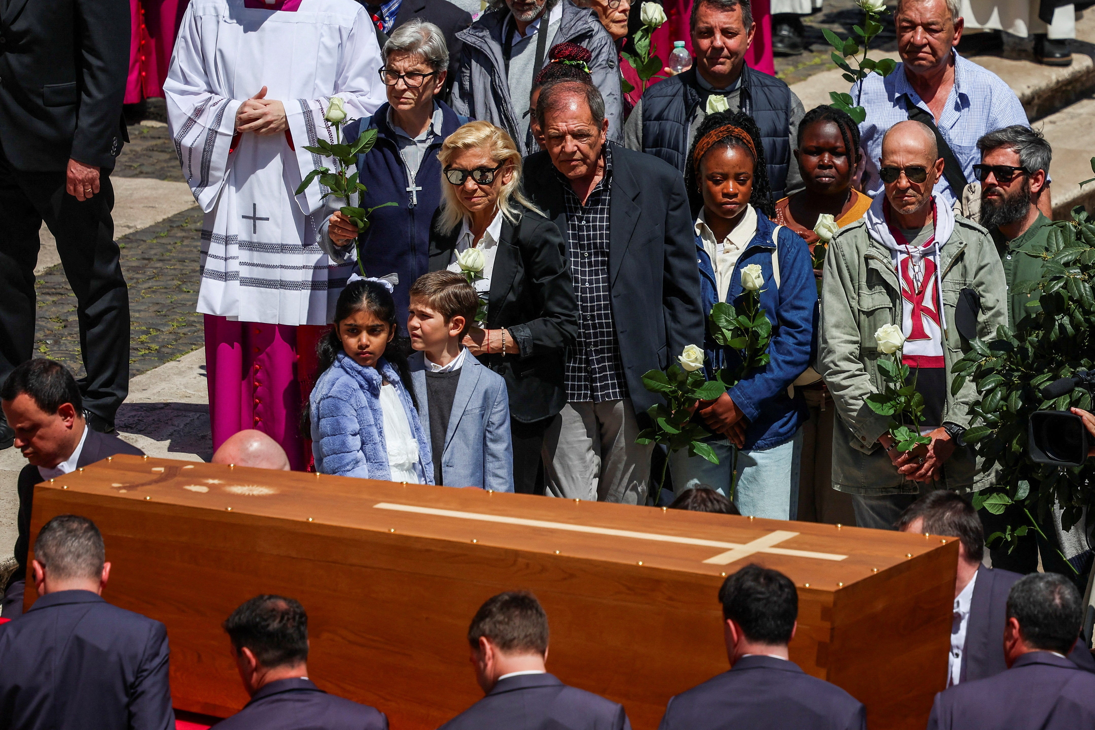 Los sediarios llevan el ataúd del Papa Francisco dentro de la Basílica Papal de Santa María la Mayor ante la mirada de algunos invitados al funeral 