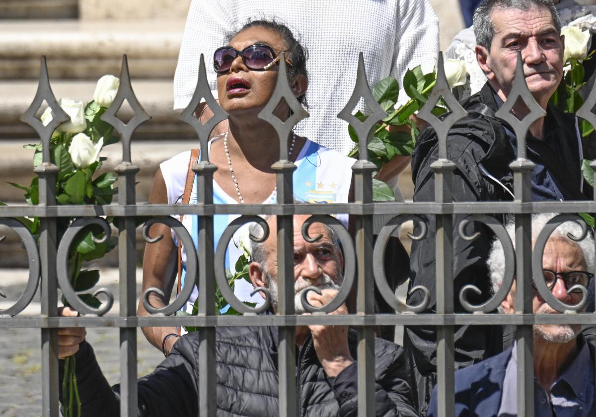 Un grupo de 40 personas vulnerables ha recibido el féretro del Papa a las puertas de Santa María la Mayor