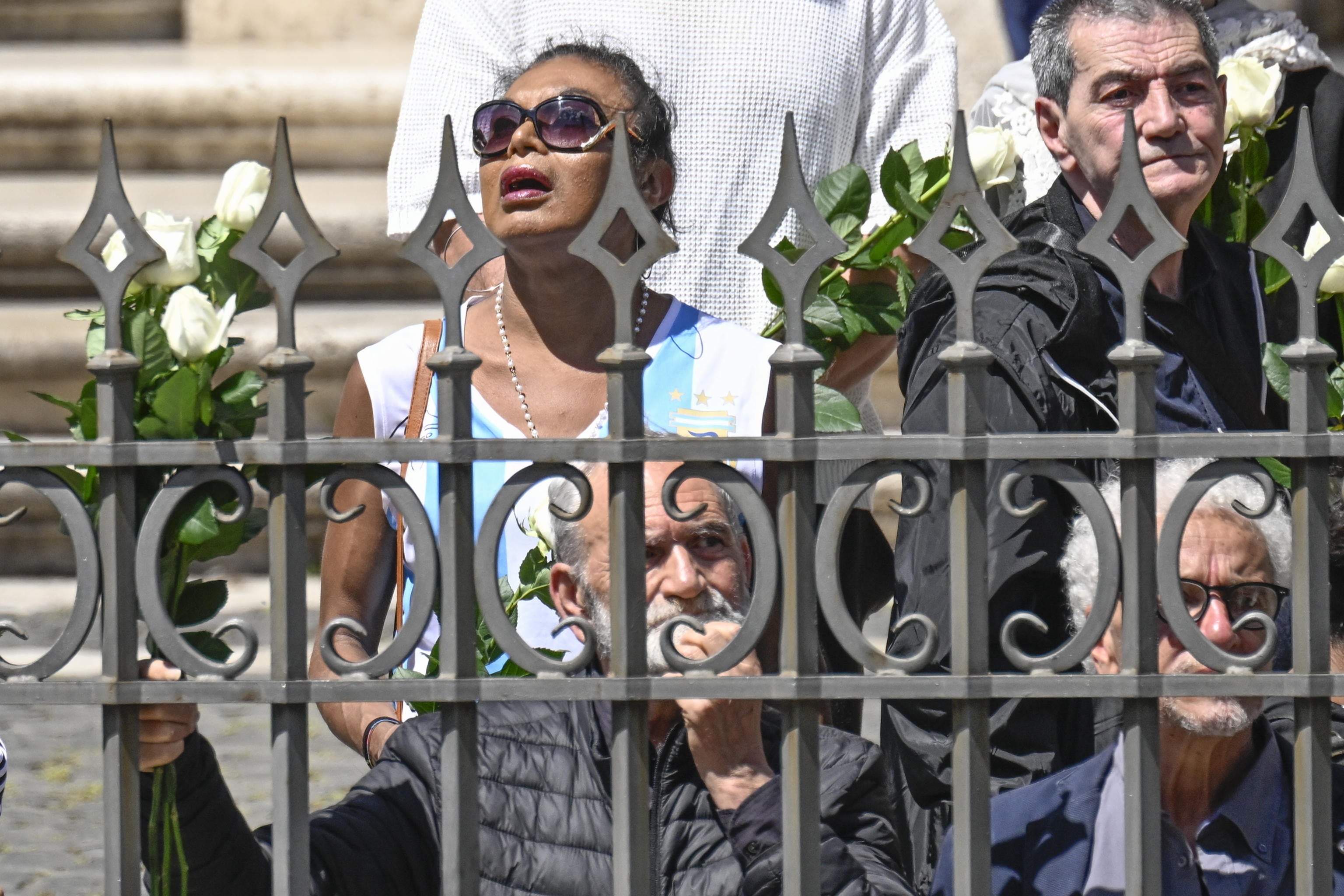 Representantes de comunidades y asociaciones que brindan asistencia a los pobres en las escaleras de la Basílica de Santa María la Mayor