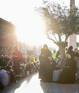 Imagen secundaria 2 - Banderas, religiosas y grupos de jóvenes se han desplazado hasta Via della Conciliazione