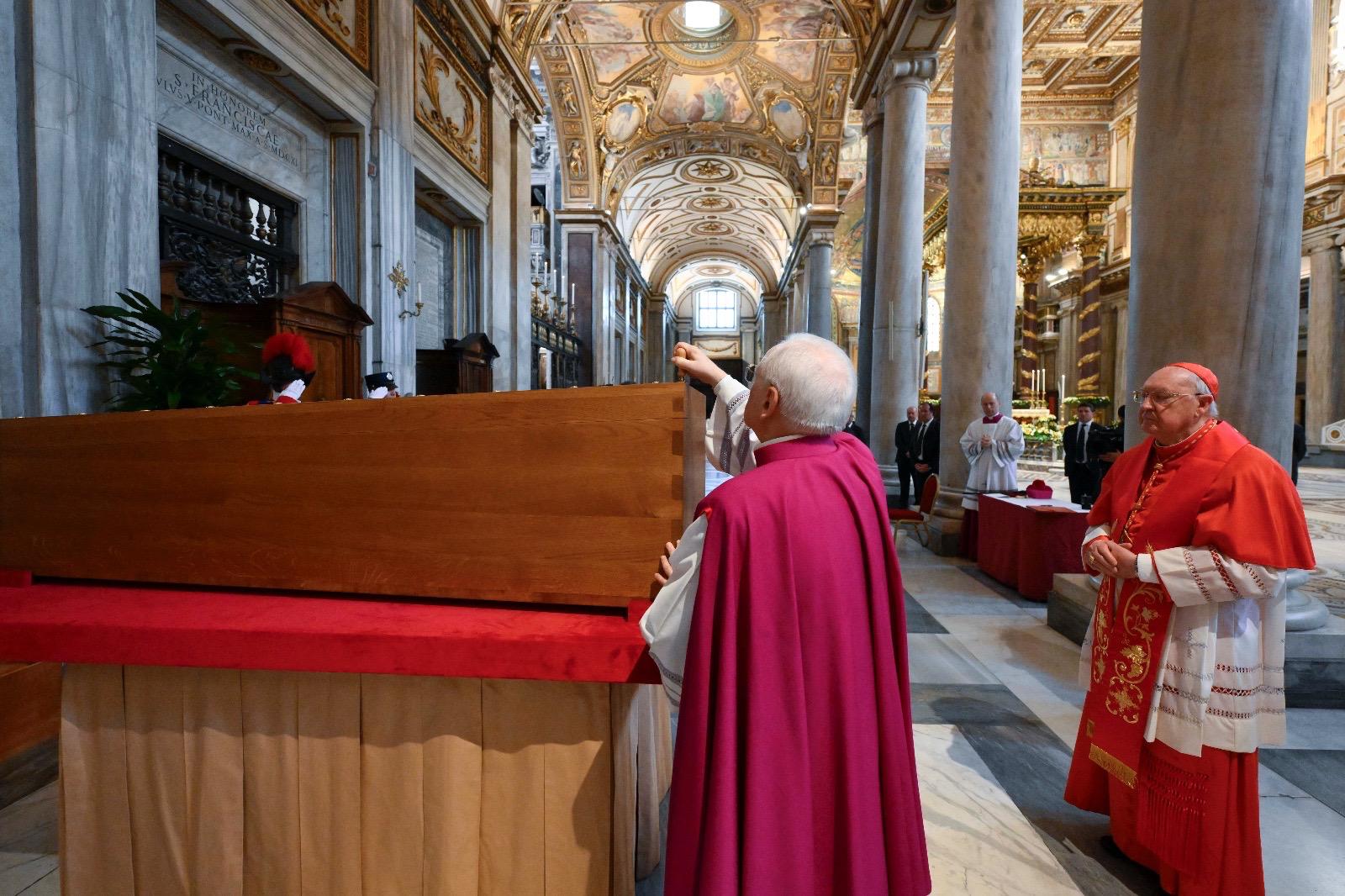 Entierro del ataúd del Papa Francisco en la basílica de Santa María la Mayor
