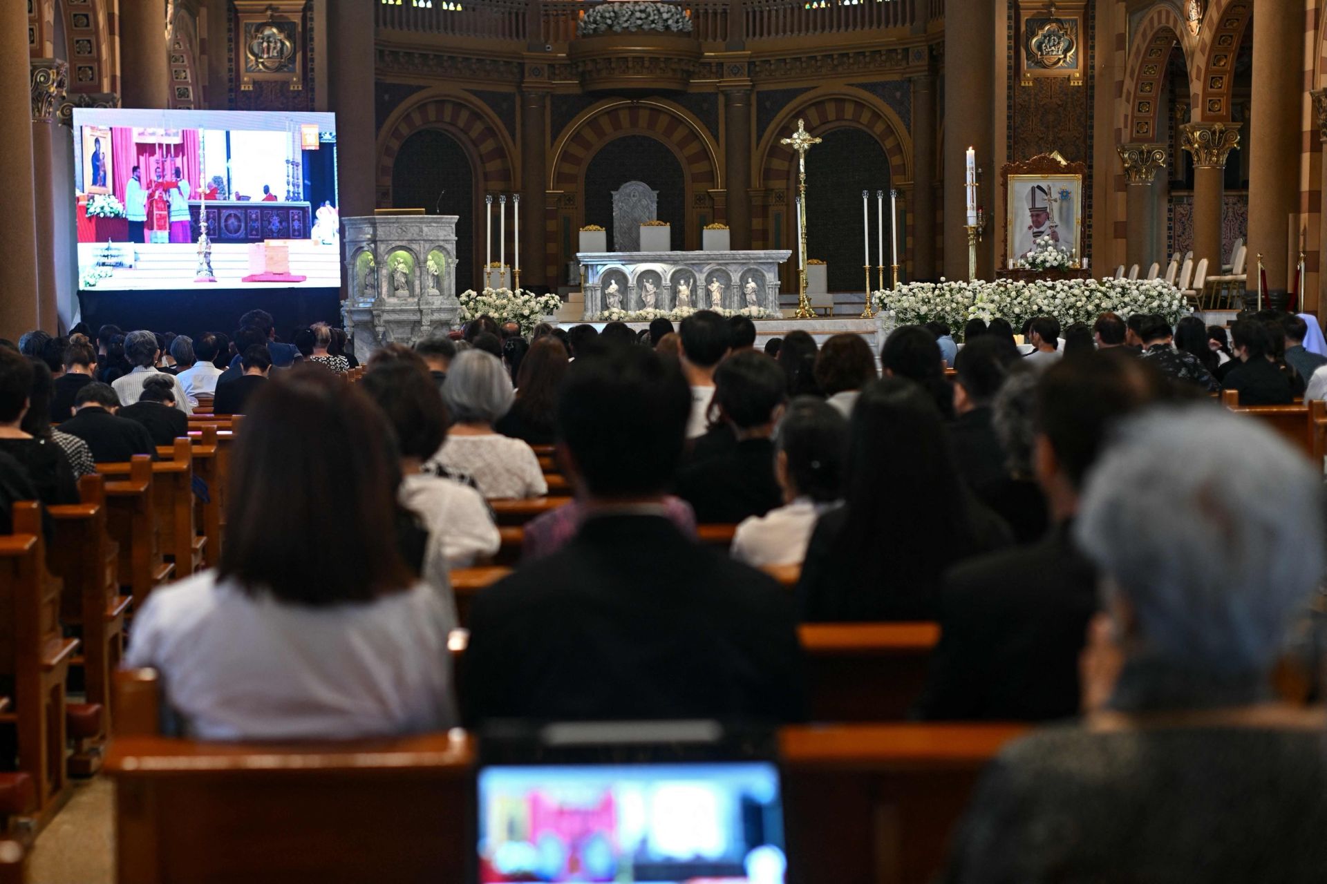 Algunos católicos de Bangkok siguieron la ceremonia desde dentro de la catedral de la Asunción, en la ciudad tailandesa