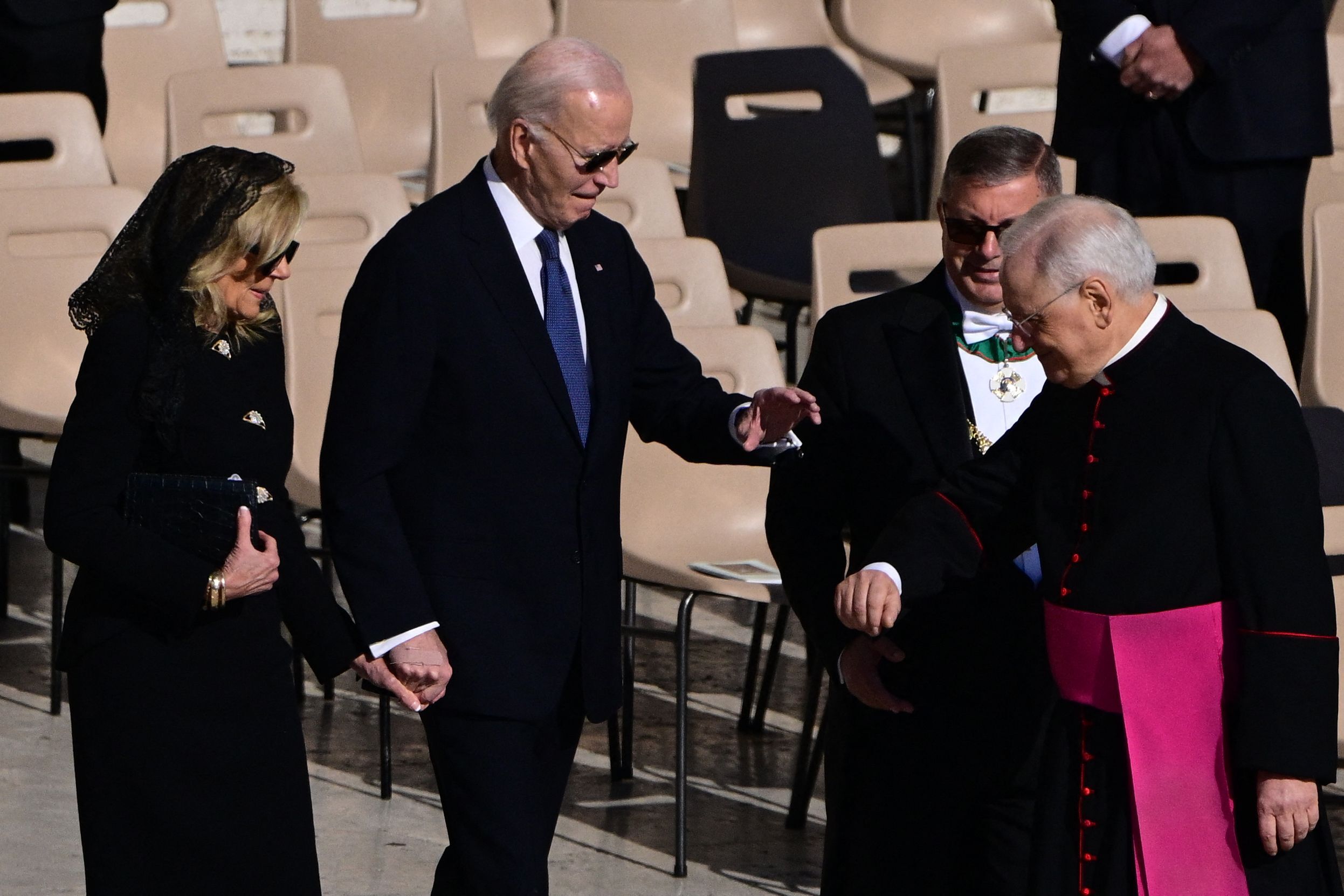 Joe y Jill Biden llegan a la zona de autoridades