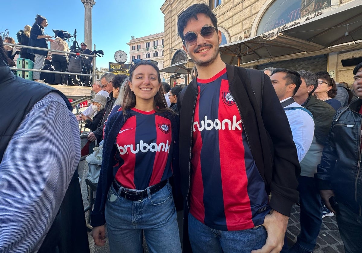 Giusy y Francisco, napolitana y argentino que llegaron de Nápoles con la camiseta de San Lorenzo