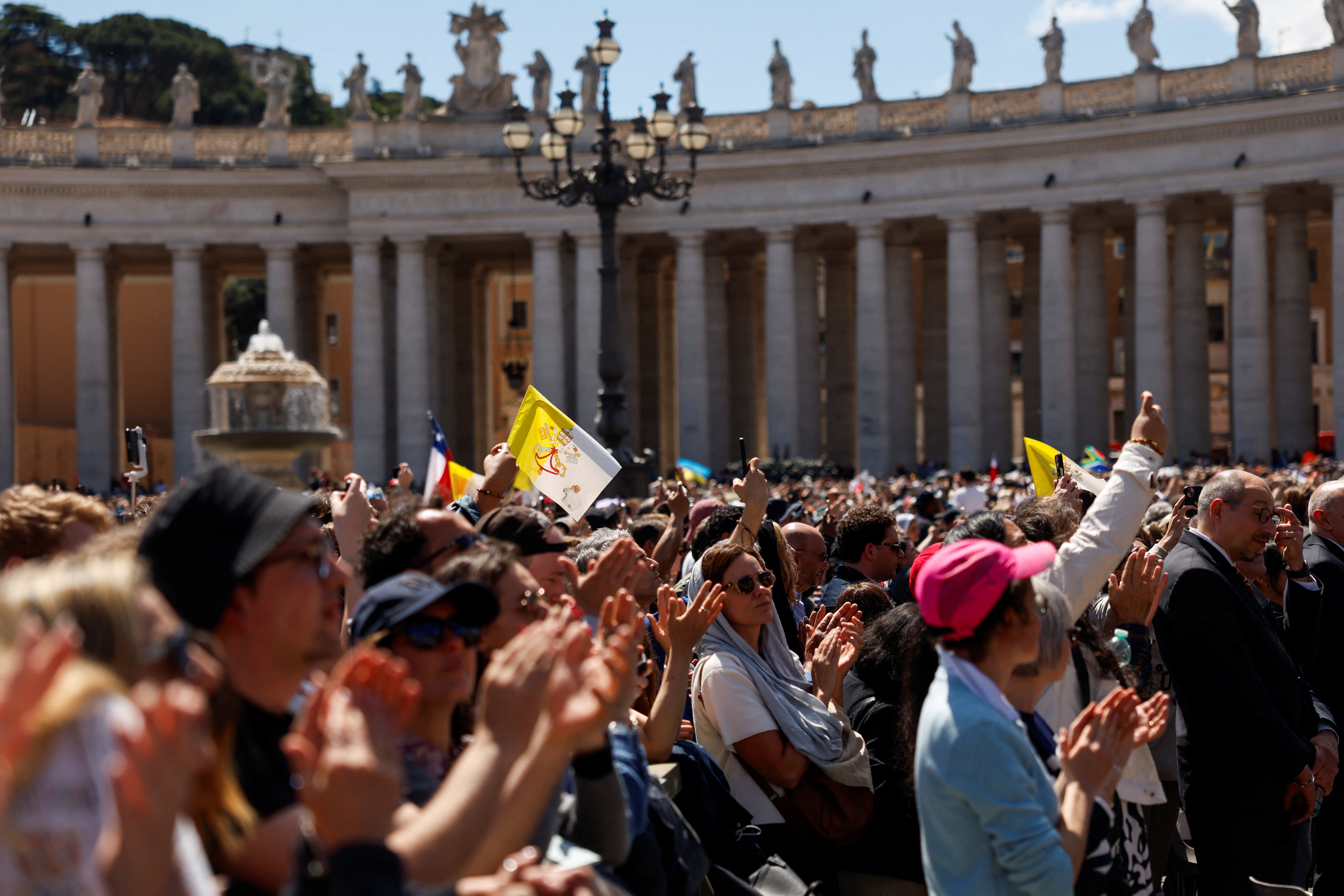 Banderas vaticanas en San Pedro