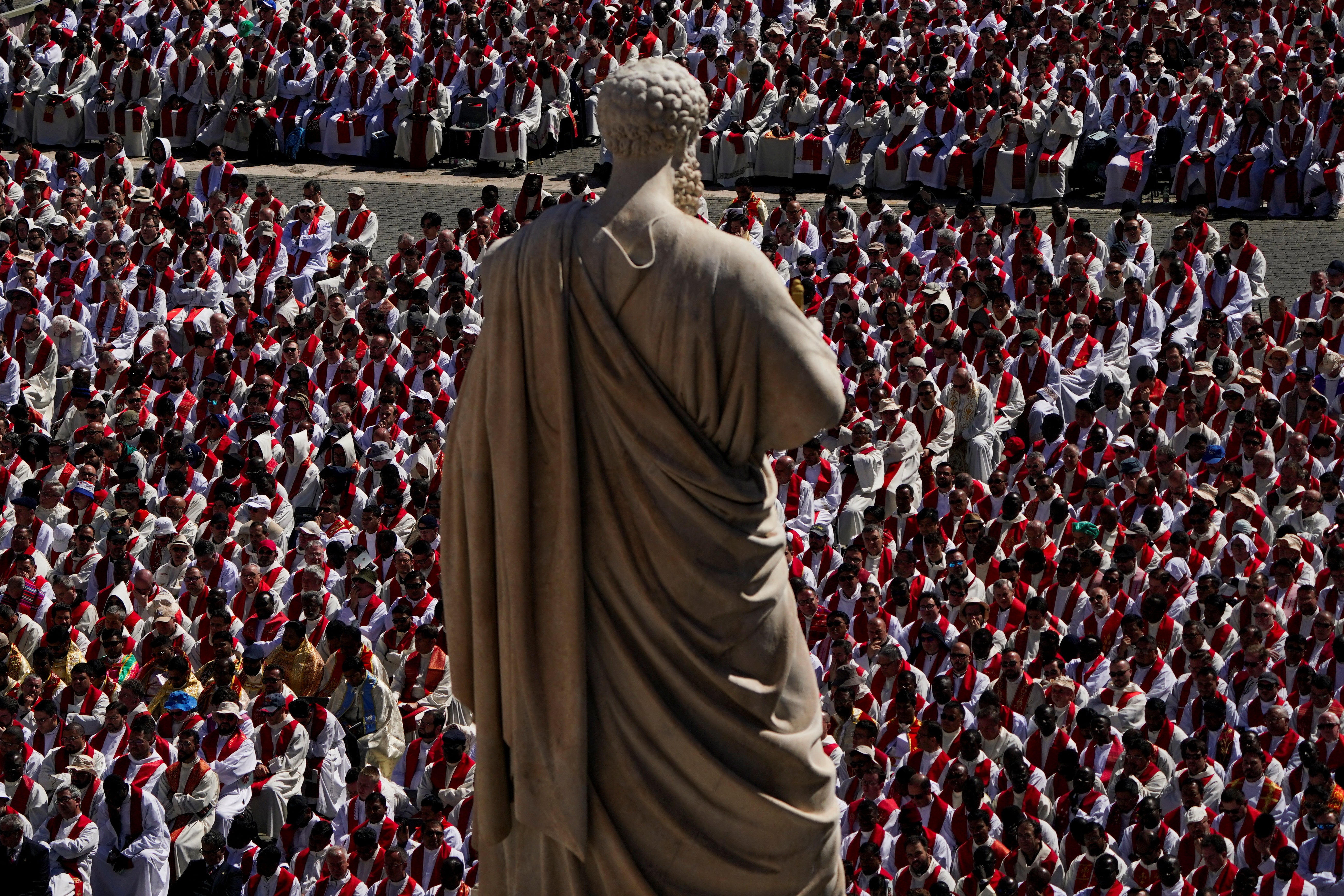 Clérigos despidiendo al Pontífice