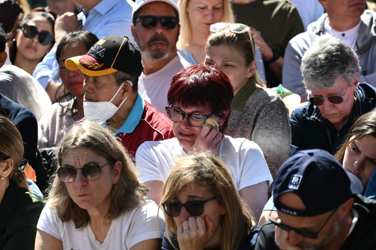 Varios fieles emocionados durante la ceremonia