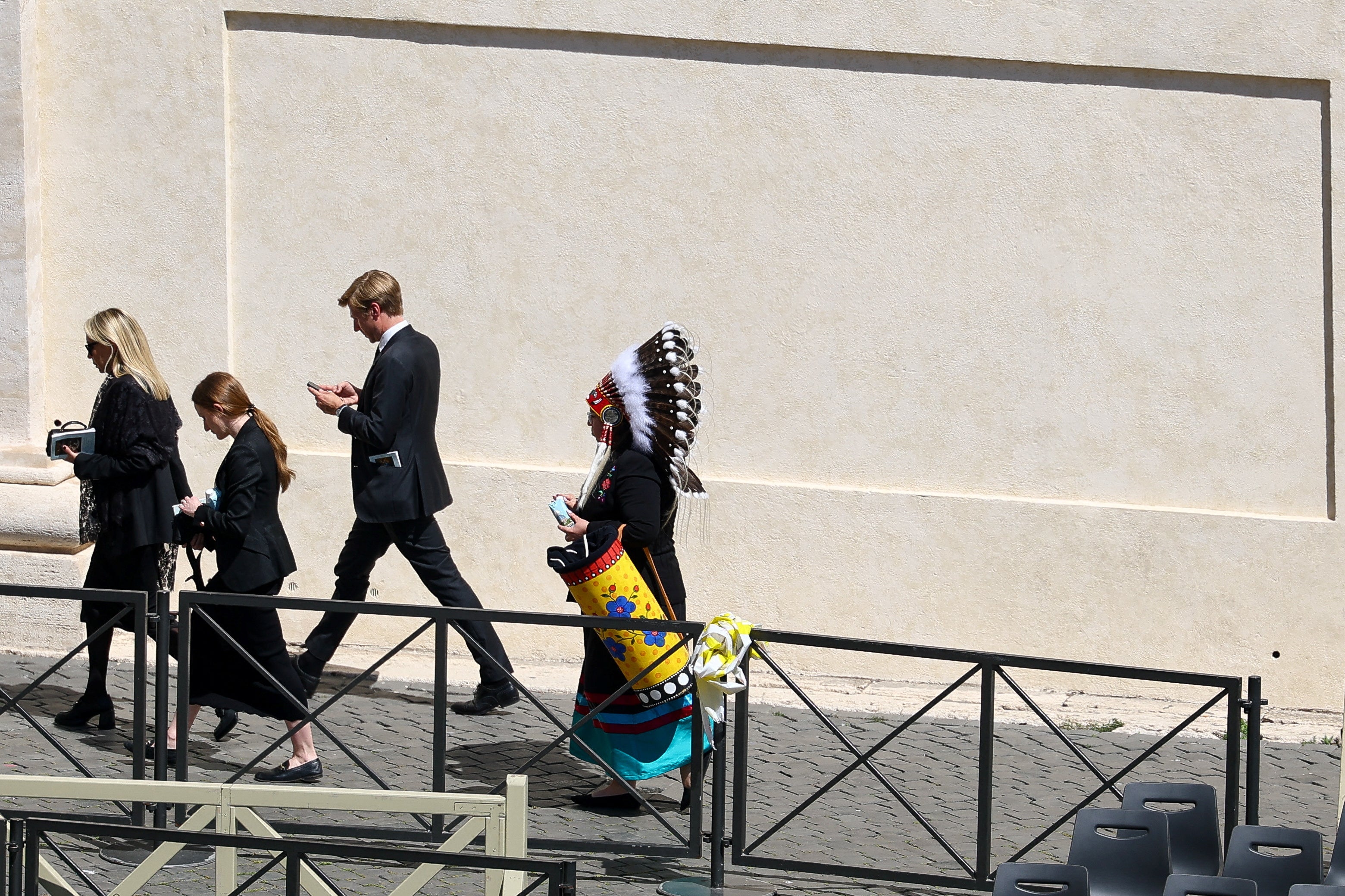 Entre los asistentes, una mujer ataviada con un tocado de plumas indio