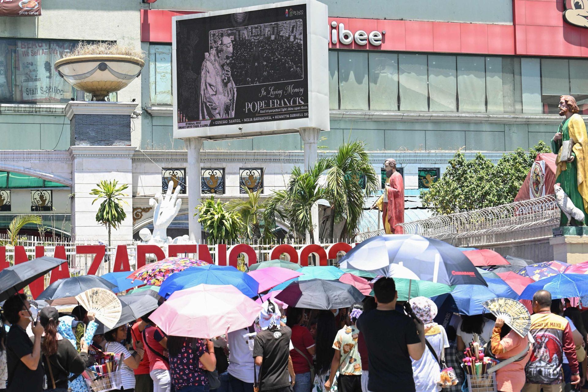 Católicos filipinos se reunieron en la ciudad de Manila para seguir el funeral en vivo