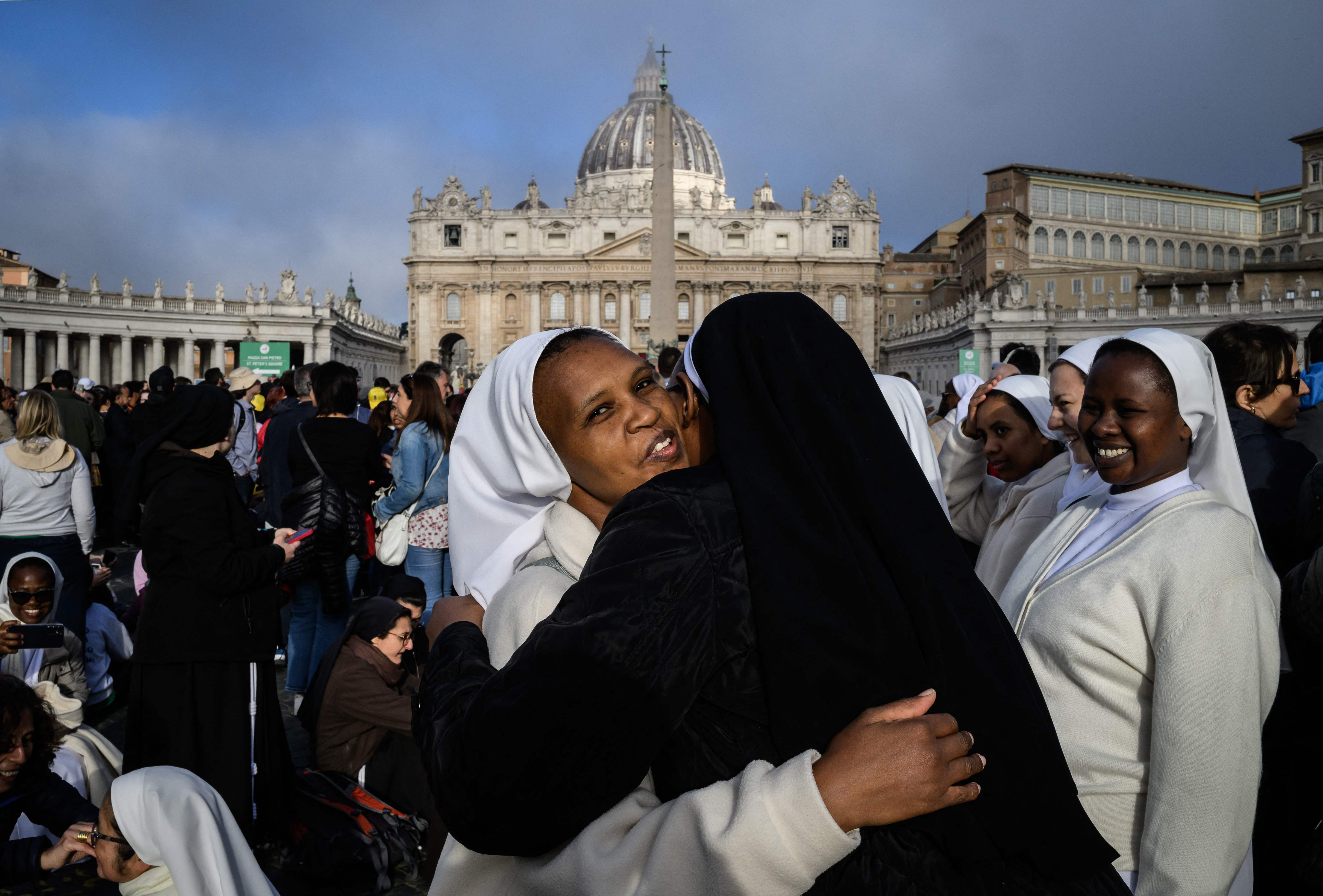 Dos monjas se abrazan en San Pedro a la espera del inicio del funeral