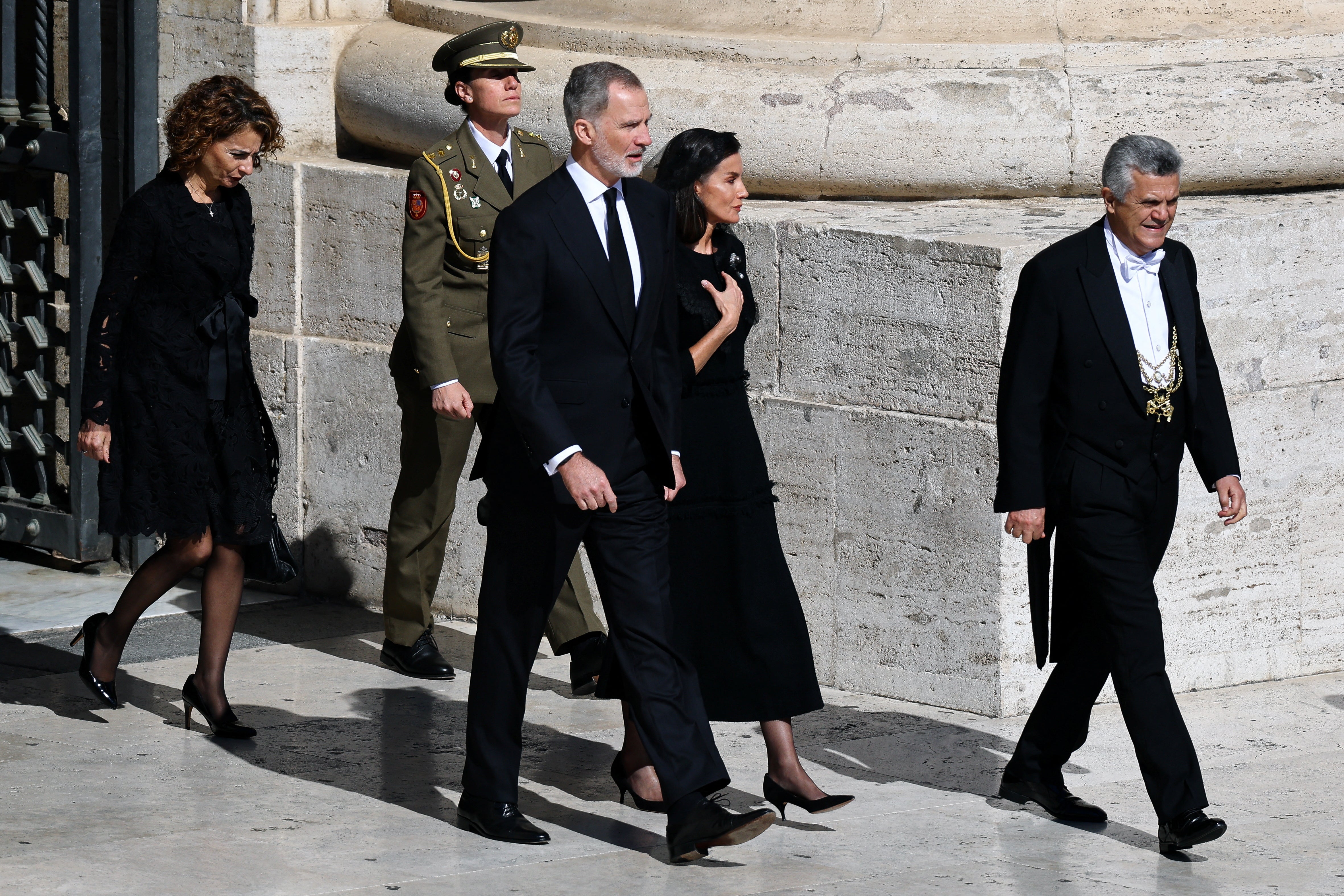 Los Reyes de España acuden a despedirse del Papa