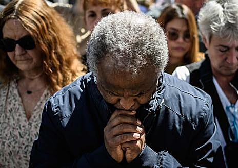Imagen secundaria 1 - Arriba, el féretro del Papa, trasladado a Santa María la Mayor en el papamóvil. A la izquierda, un fiel orando. A la derecha, la llegada del cuerpo a la basílica, donde ha sido enterrado. 