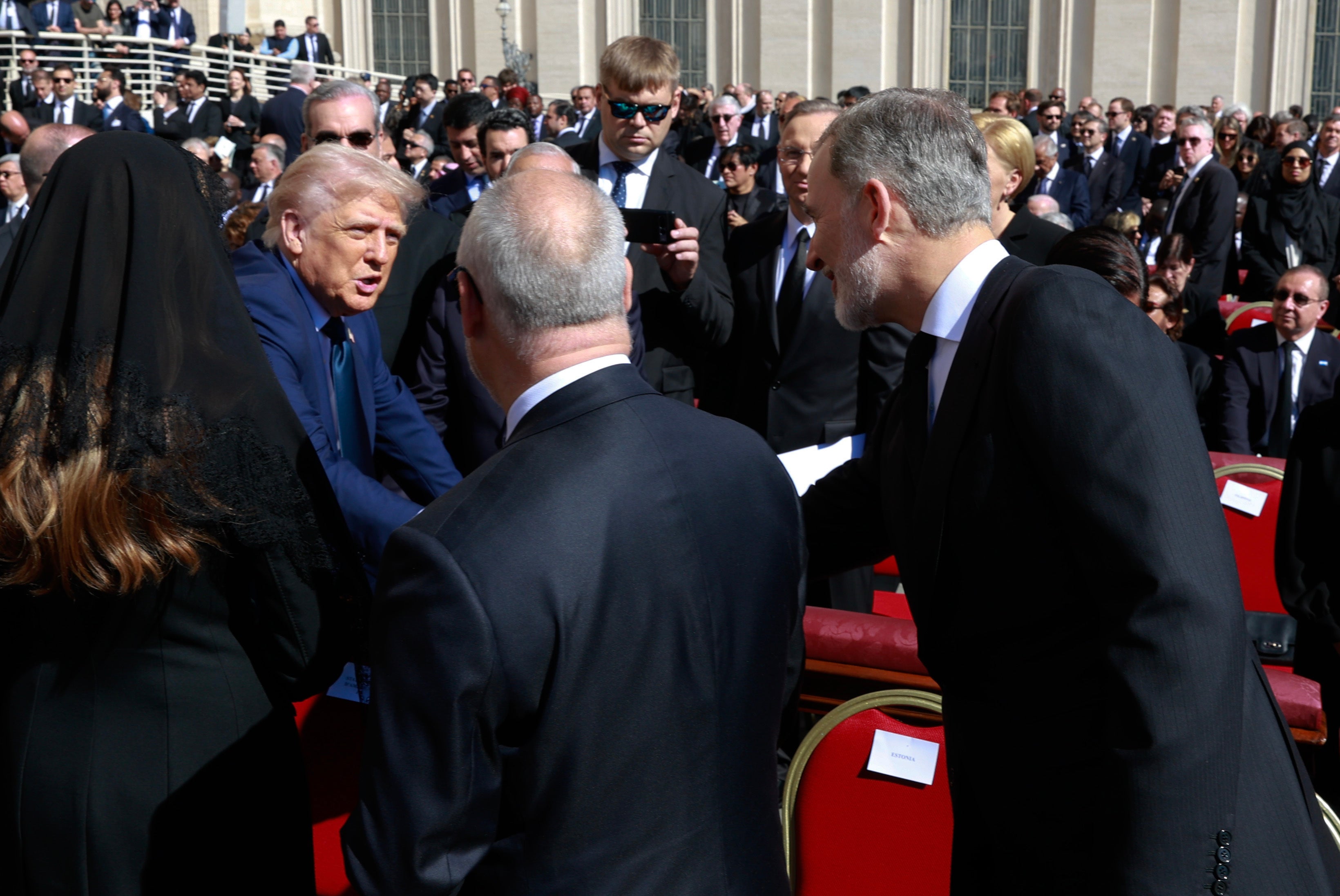 Felipe VI saluda a Donald Trump