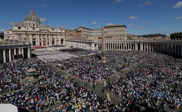 Imagen principal - Más de 250.000 personas se han congregado en la plaza de San Pedro y su entorno para seguir el funeral. Abajo, a la izquierda, el traslado del féretro del Papa hasta el altar para oficiar la misa; a la derecha, los Reyes, durante el funeral.