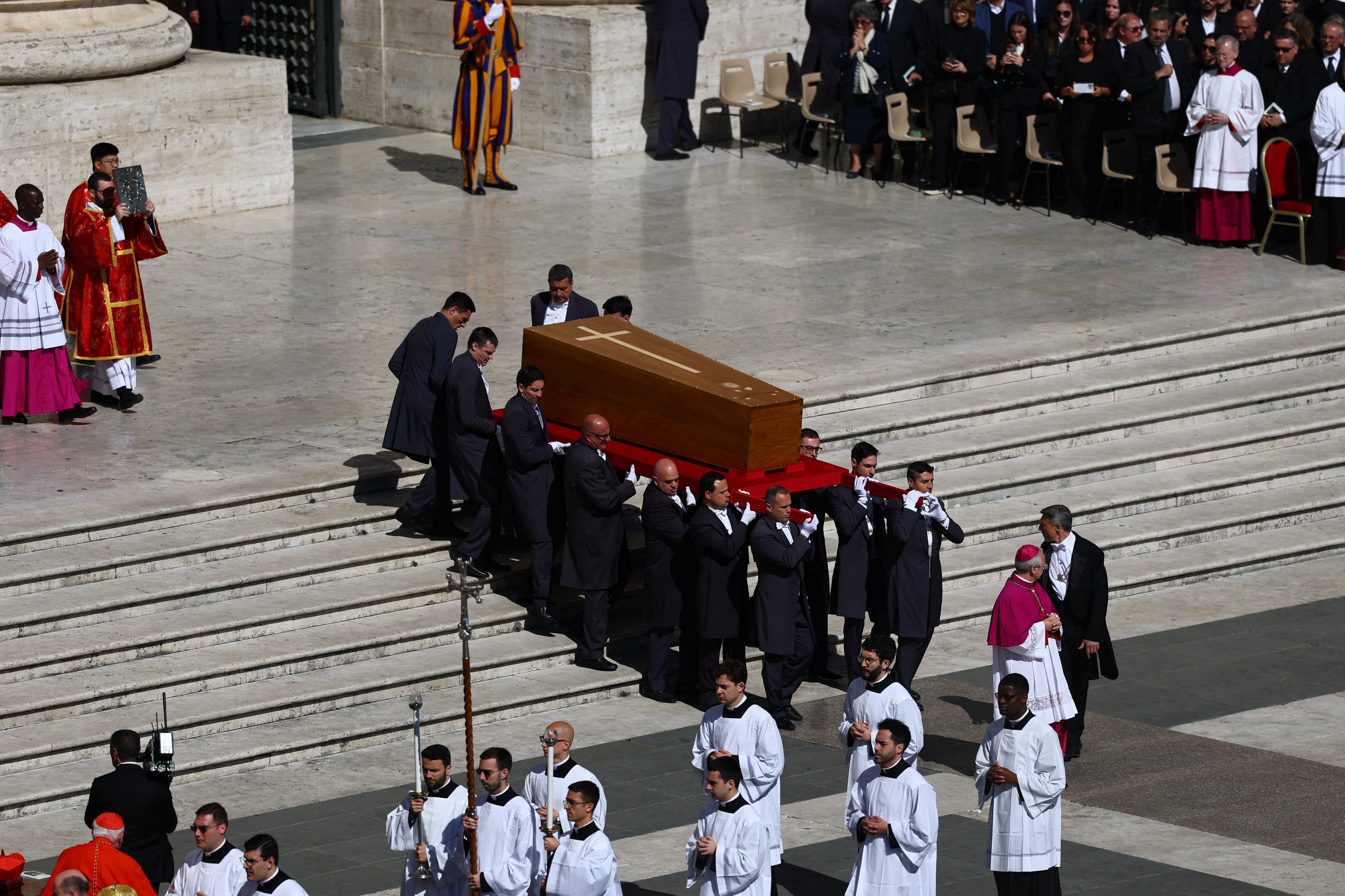 El féretro del Papa, en su traslado a la plaza de San Pedro