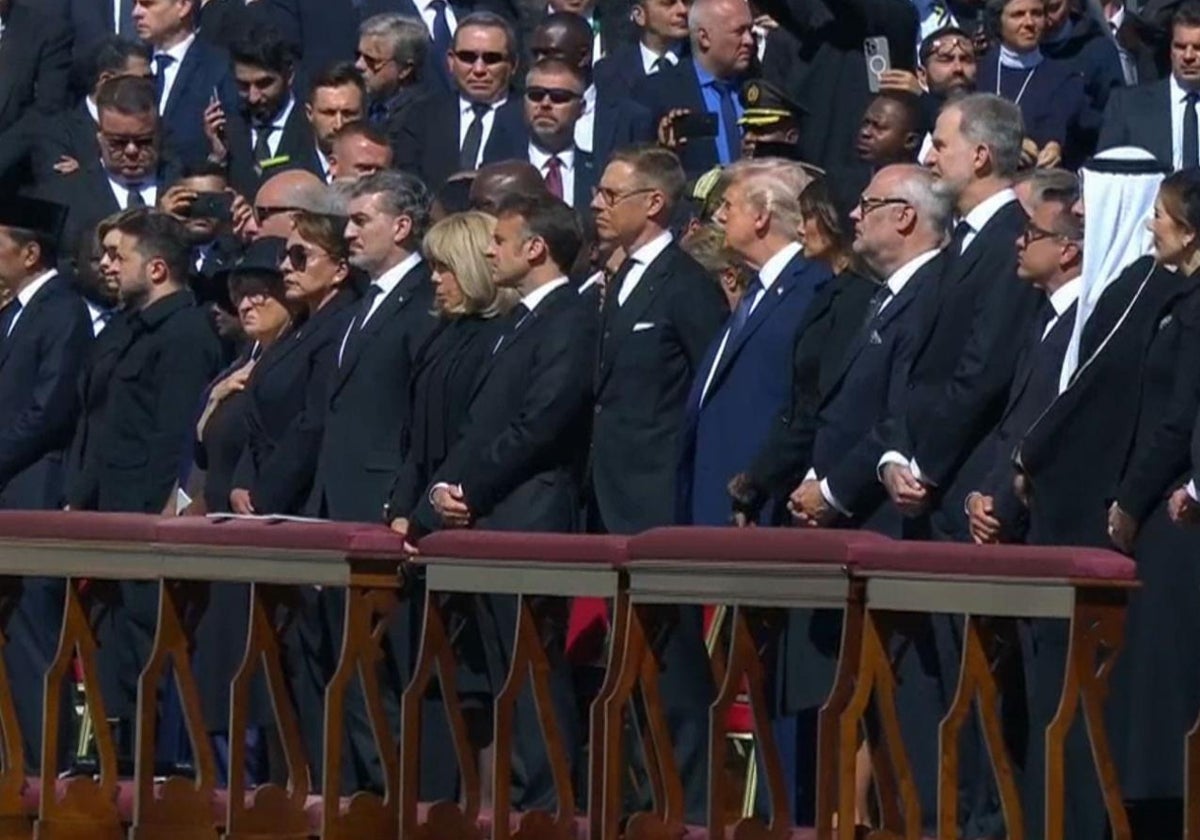 El Vaticano cambió el protocolo horas antes del funeral y Trump se colocó en primera fila