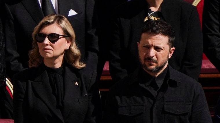 Zelenski junto a su mujer, Olena Zelenska, al comienzo del funeral