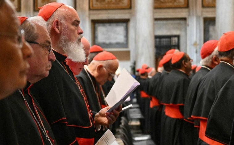 Imagen principal - Arriba, los cardenales durante la ceremonia en Santa María la Mayor; abajo a la izquierda, el momento del acceso a la Basílica; abajo a la derecha, un cardenal toma una imagen de la tumba de Francisco