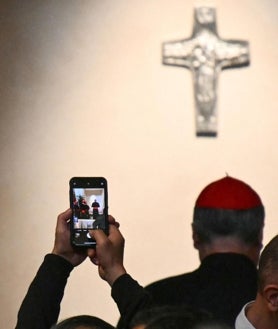 Imagen secundaria 2 - Arriba, los cardenales durante la ceremonia en Santa María la Mayor; abajo a la izquierda, el momento del acceso a la Basílica; abajo a la derecha, un cardenal toma una imagen de la tumba de Francisco