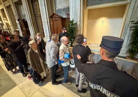 Largas colas en Santa María la Mayor para visitar la tumba del Papa Francisco