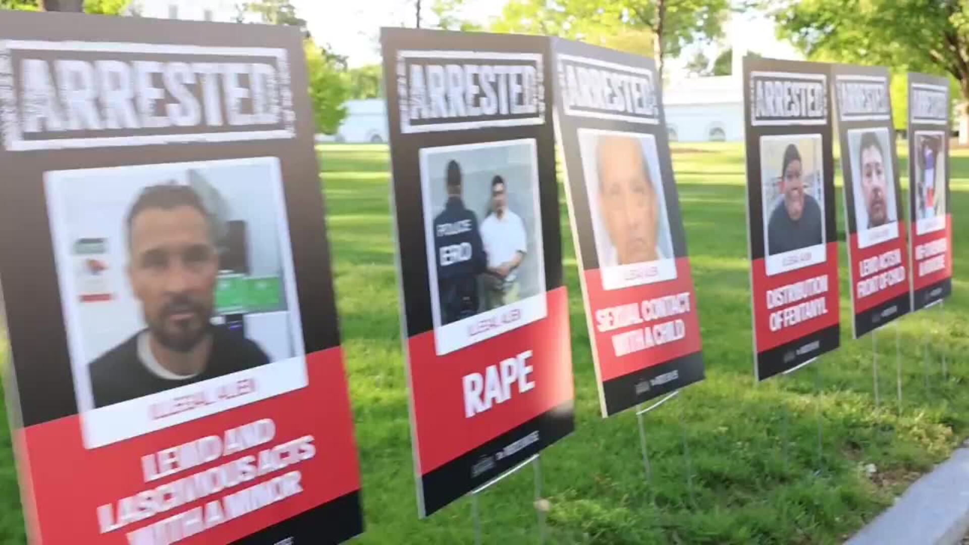 Activistas colocan carteles de migrantes detenidos frente a la Casa Blanca