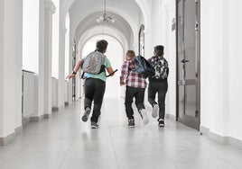 «¿Voy a recoger a mi hijo?»: padres preocupados por el apagón en toda España acuden a los colegios