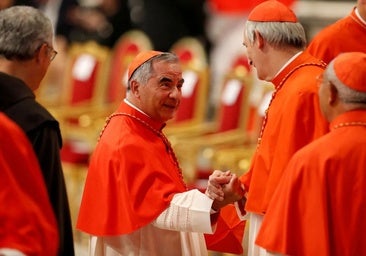 El cardenal Becciu renuncia a entrar en el cónclave pero defiende su inocencia